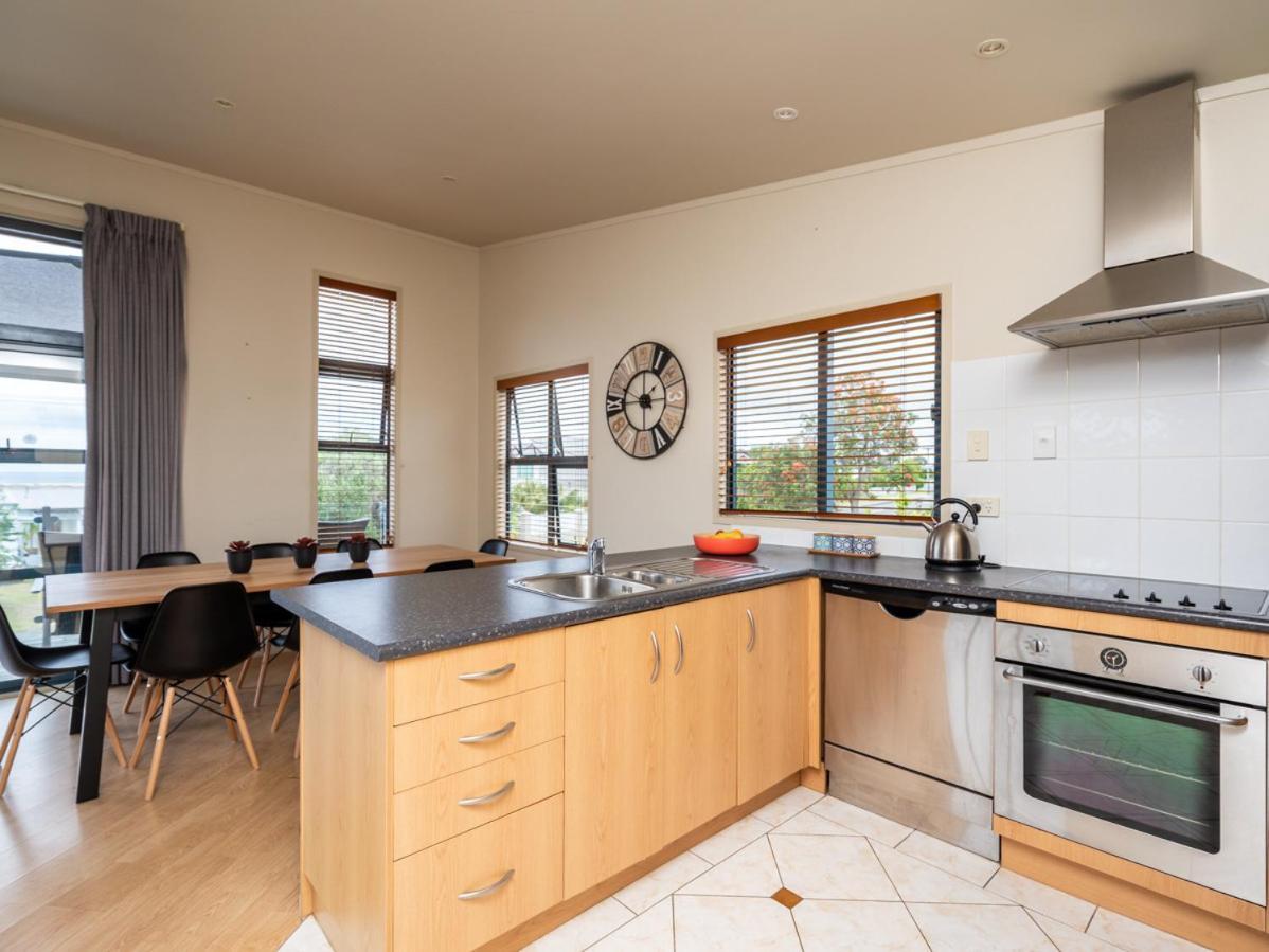 Oceans 8 - Mangawhai Heads Holiday Home Exteriör bild